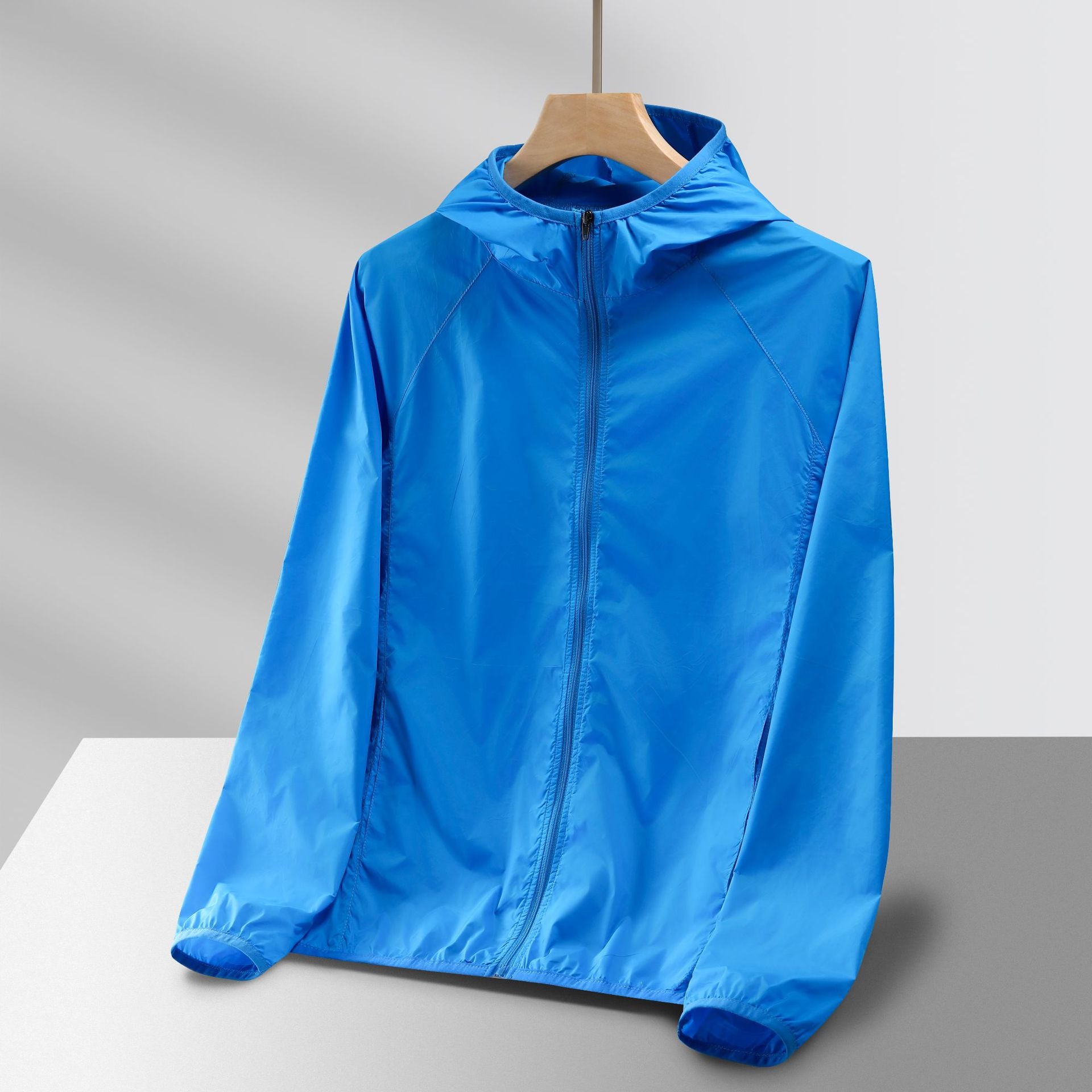 Mist Azur Travel clothing contained in a package comprising reversible jackets