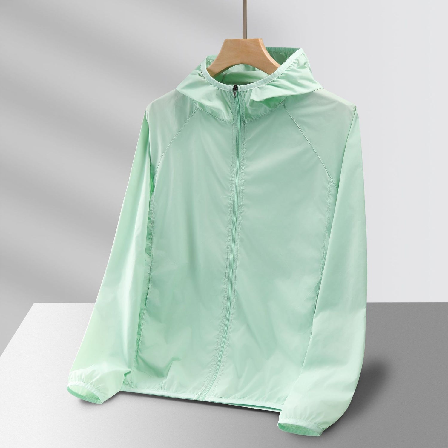 Mist Azur Travel clothing contained in a package comprising reversible jackets