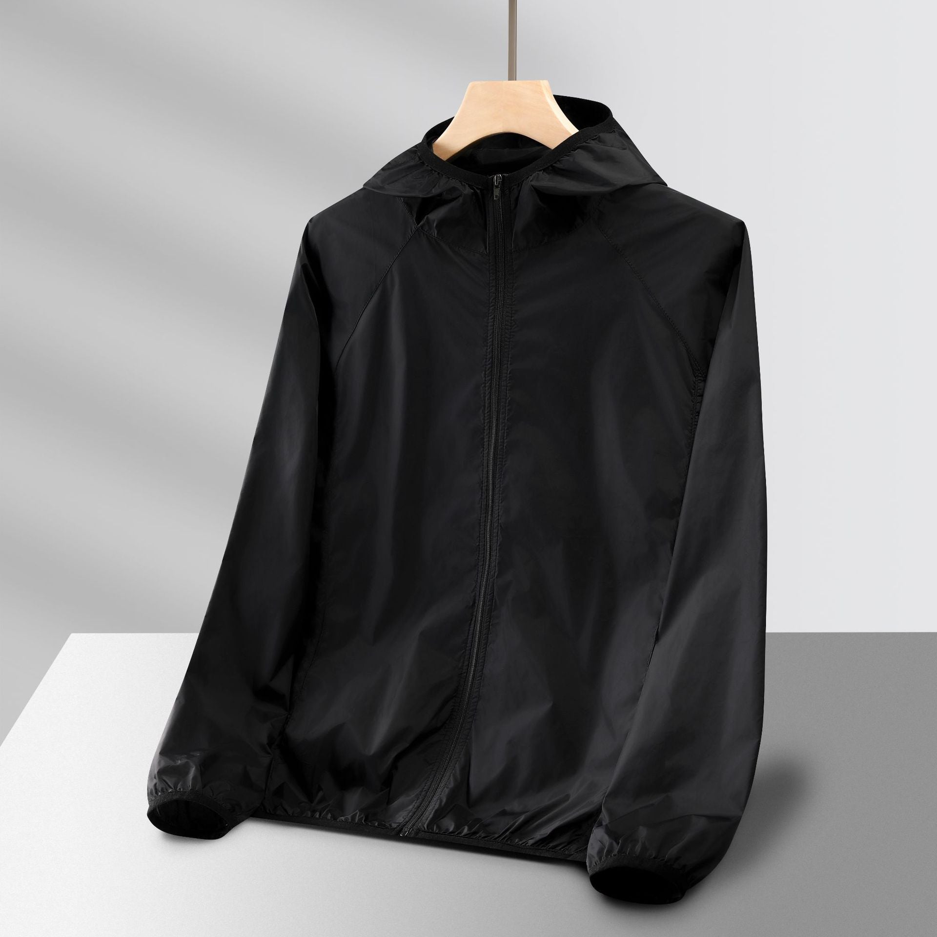 Mist Azur Travel clothing contained in a package comprising reversible jackets