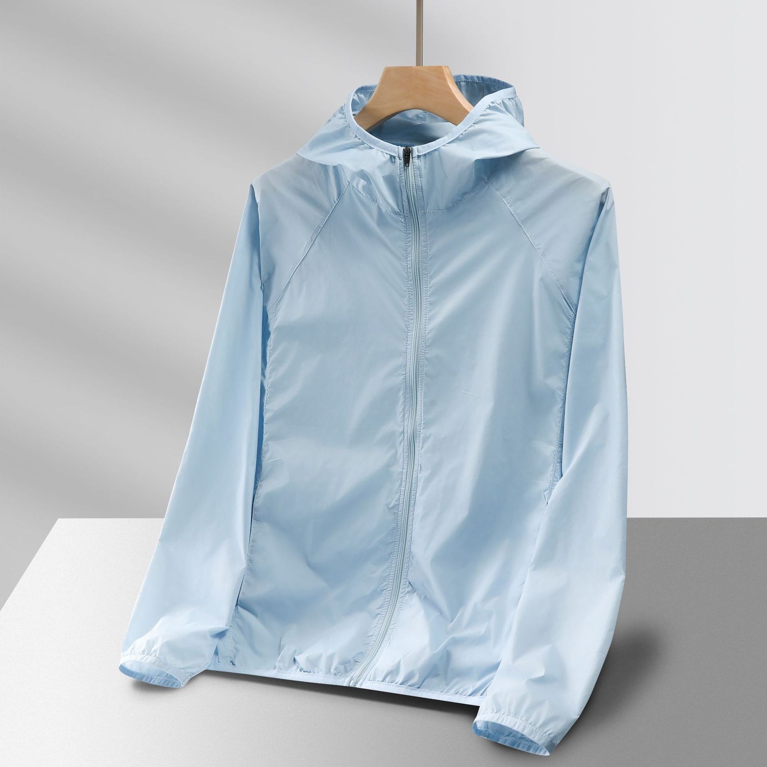 Mist Azur Travel clothing contained in a package comprising reversible jackets