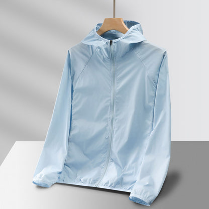 Mist Azur Travel clothing contained in a package comprising reversible jackets