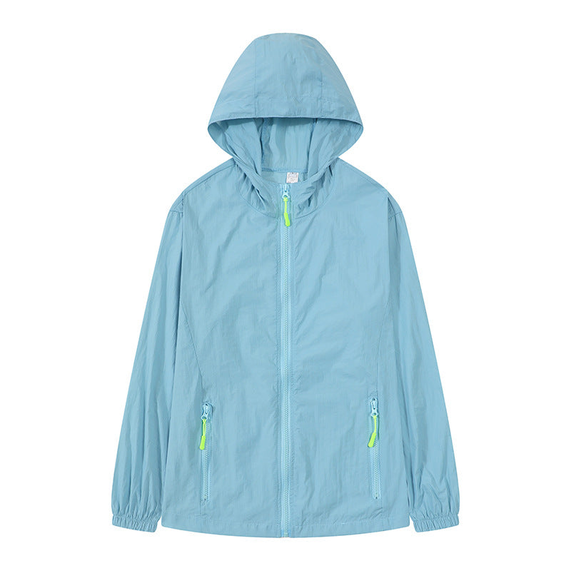 Mist Azur Travel clothing contained in a package comprising reversible jackets