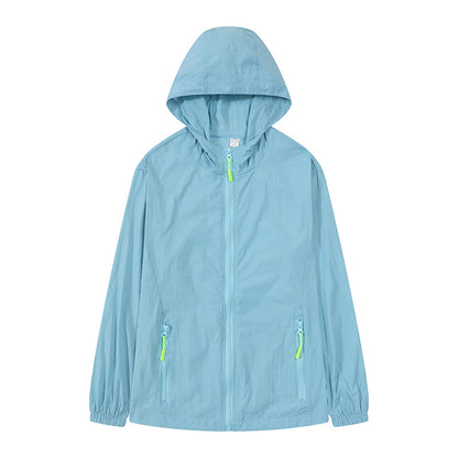 Mist Azur Travel clothing contained in a package comprising reversible jackets