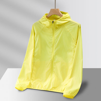 Mist Azur Travel clothing contained in a package comprising reversible jackets