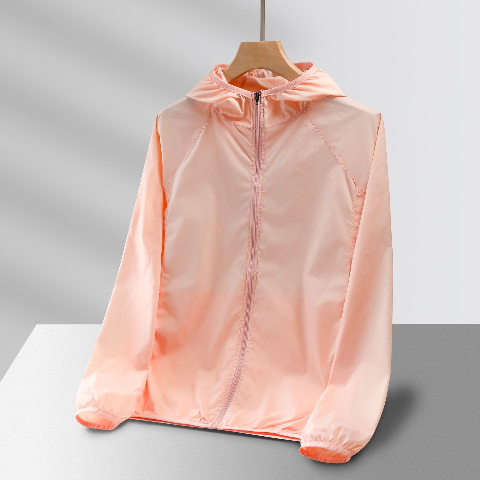 Mist Azur Travel clothing contained in a package comprising reversible jackets