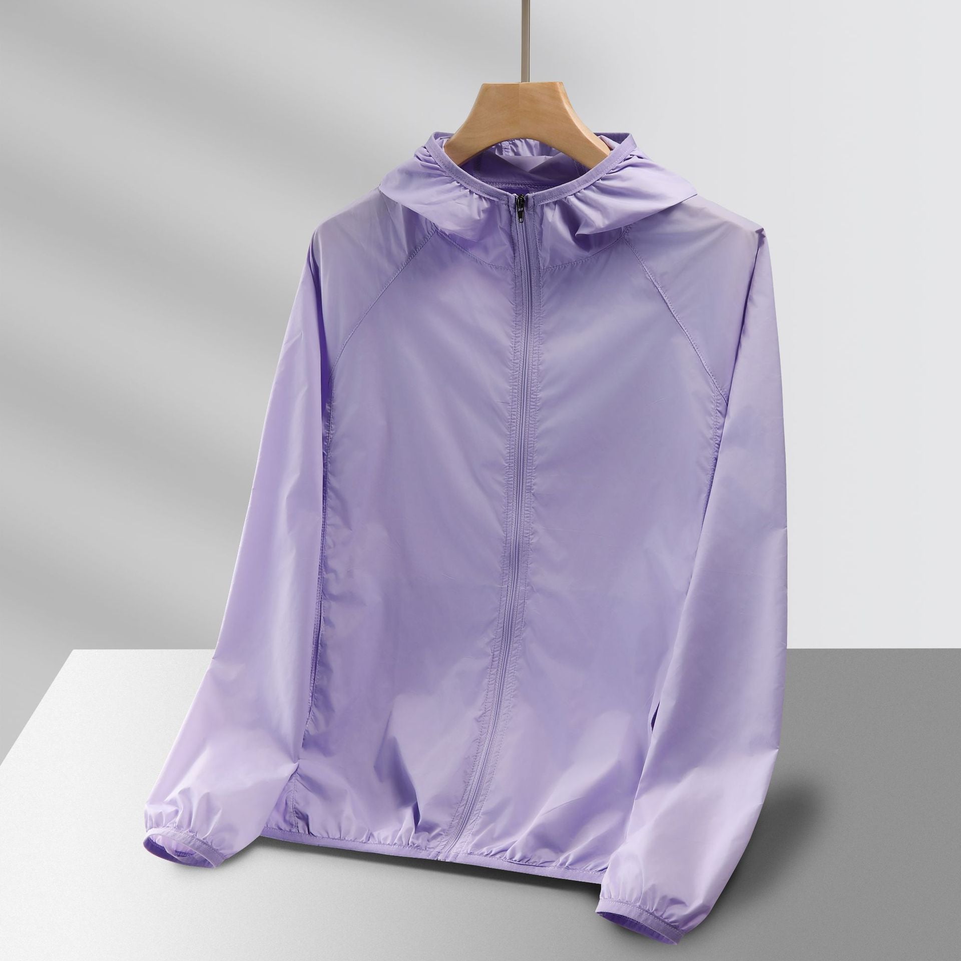 Mist Azur Travel clothing contained in a package comprising reversible jackets